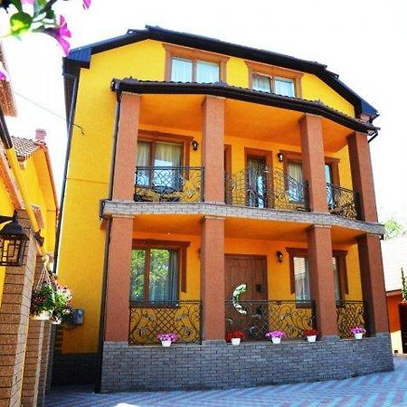 Goldenluxe Hotel Berehove  Buitenkant foto
