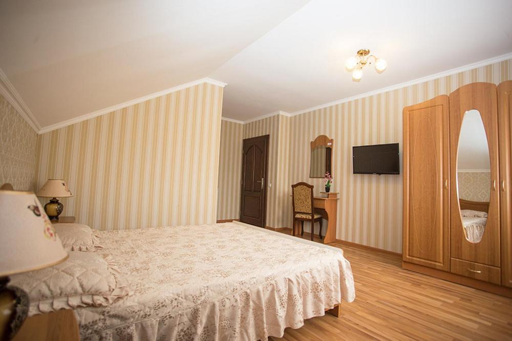 Goldenluxe Hotel Berehove  Buitenkant foto