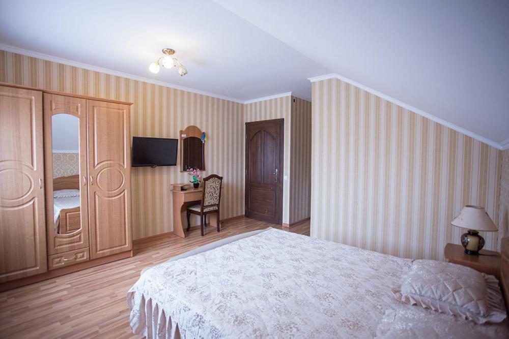Goldenluxe Hotel Berehove  Buitenkant foto