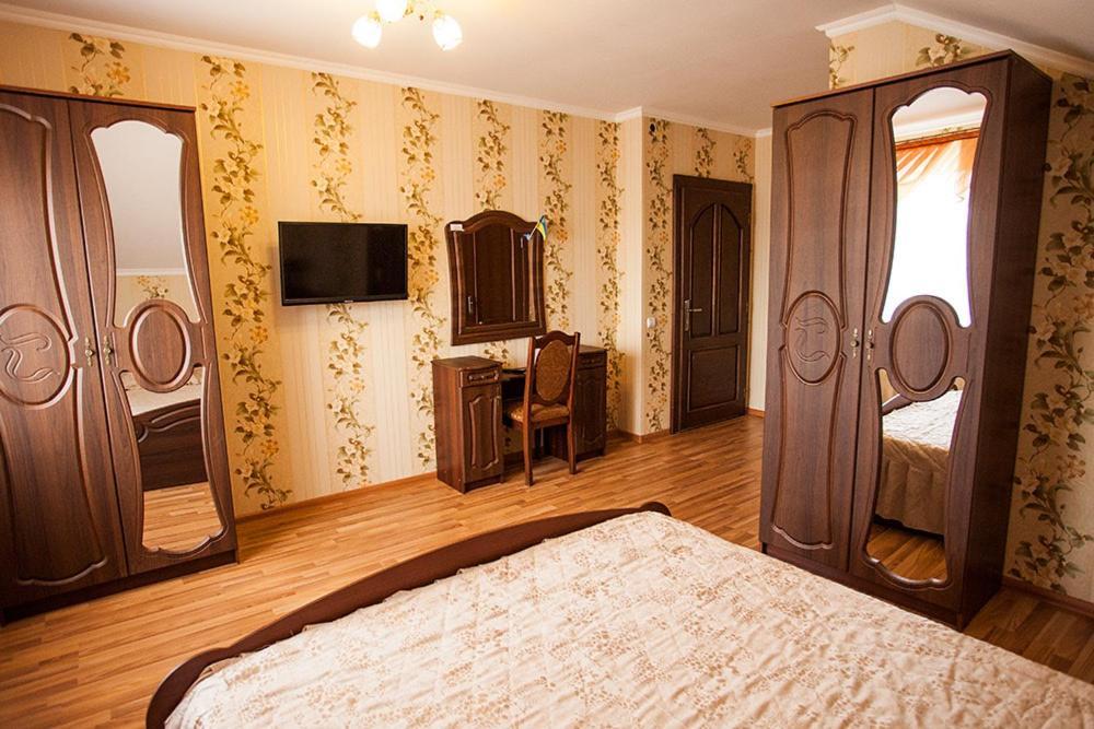 Goldenluxe Hotel Berehove  Buitenkant foto