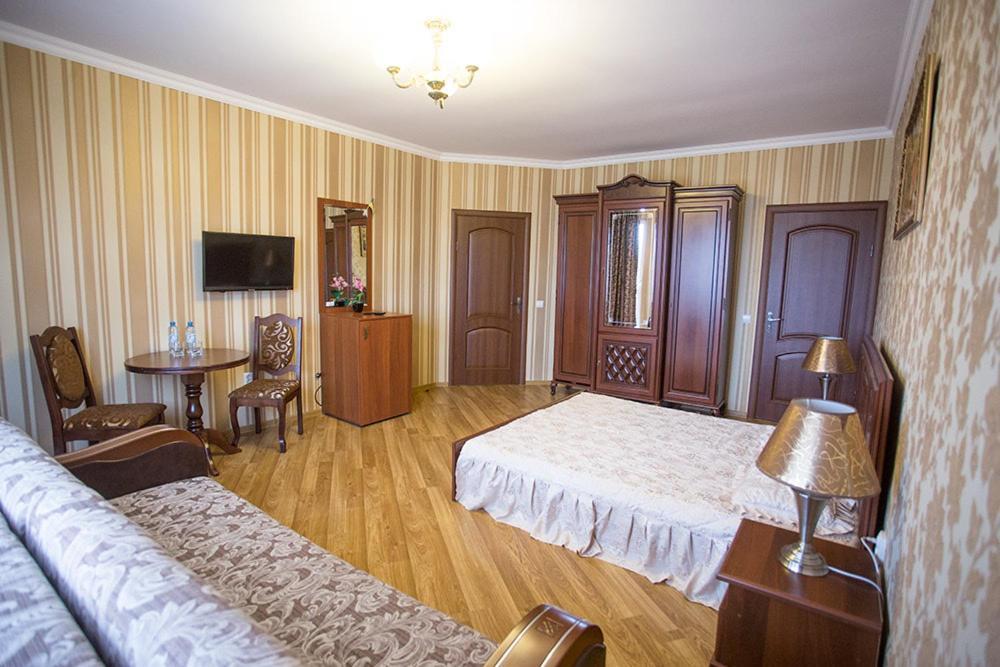 Goldenluxe Hotel Berehove  Buitenkant foto