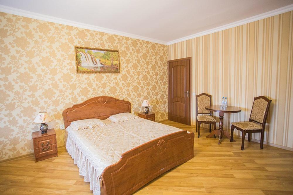 Goldenluxe Hotel Berehove  Buitenkant foto