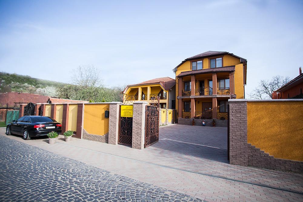 Goldenluxe Hotel Berehove  Buitenkant foto