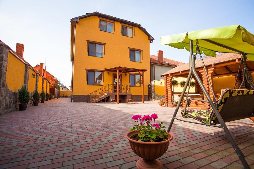 Goldenluxe Hotel Berehove  Buitenkant foto